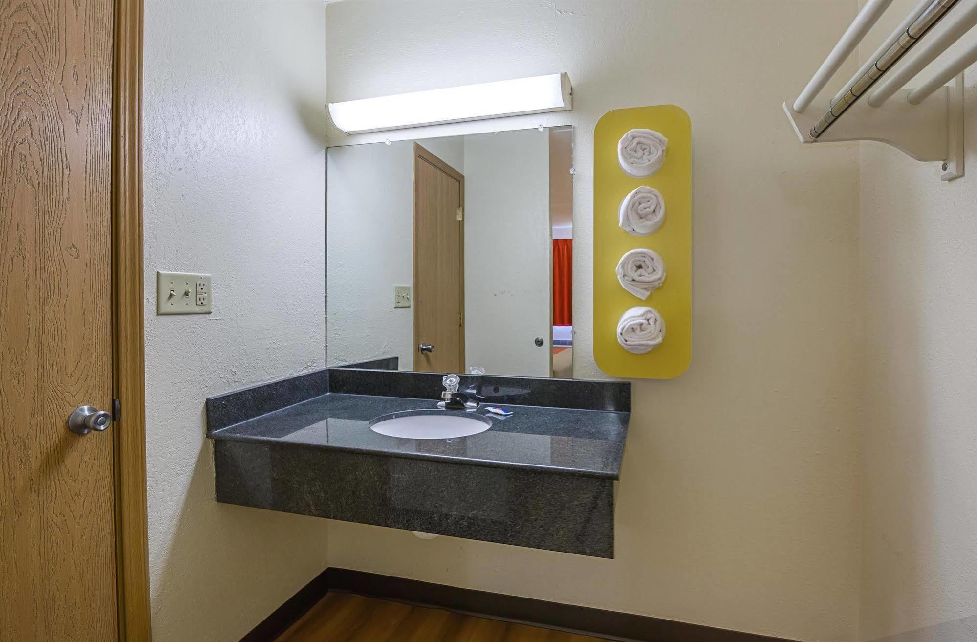 Rodeway Inn ダビューク エクステリア 写真